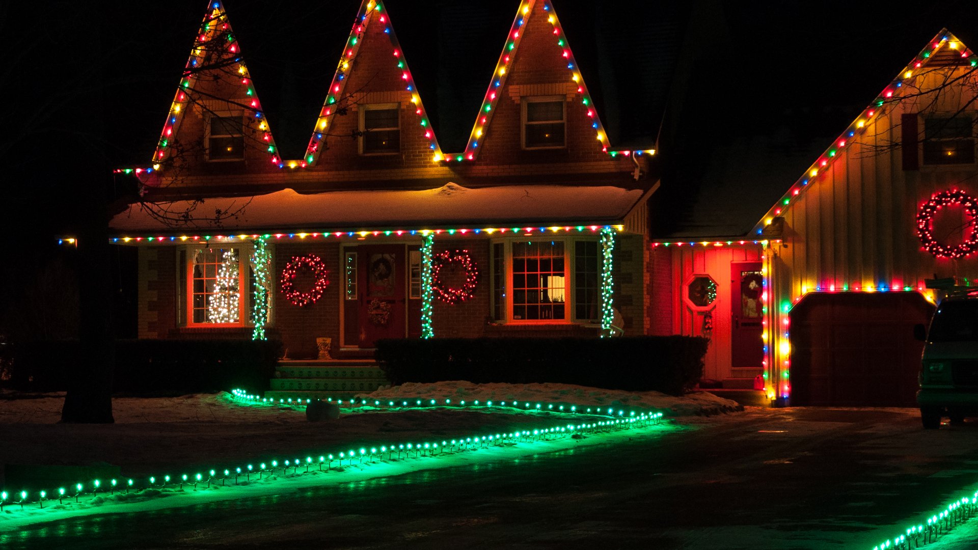 Here's What to Expect When You Leave Holiday Lighting to the Pros