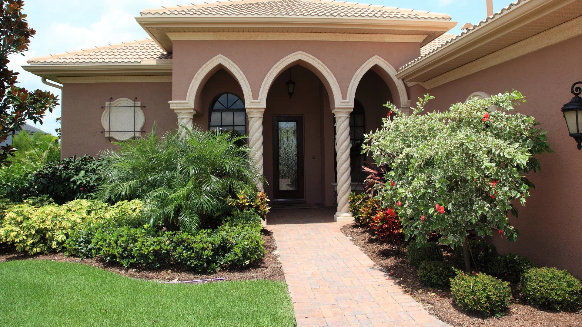 Home with regular landscape maintenance near Ormond Beach, FL.